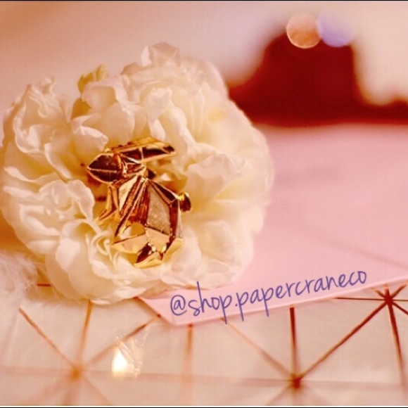 🎉3/$30 Gold Origami Bunny Rabbit Pin - Picture 1 of 2